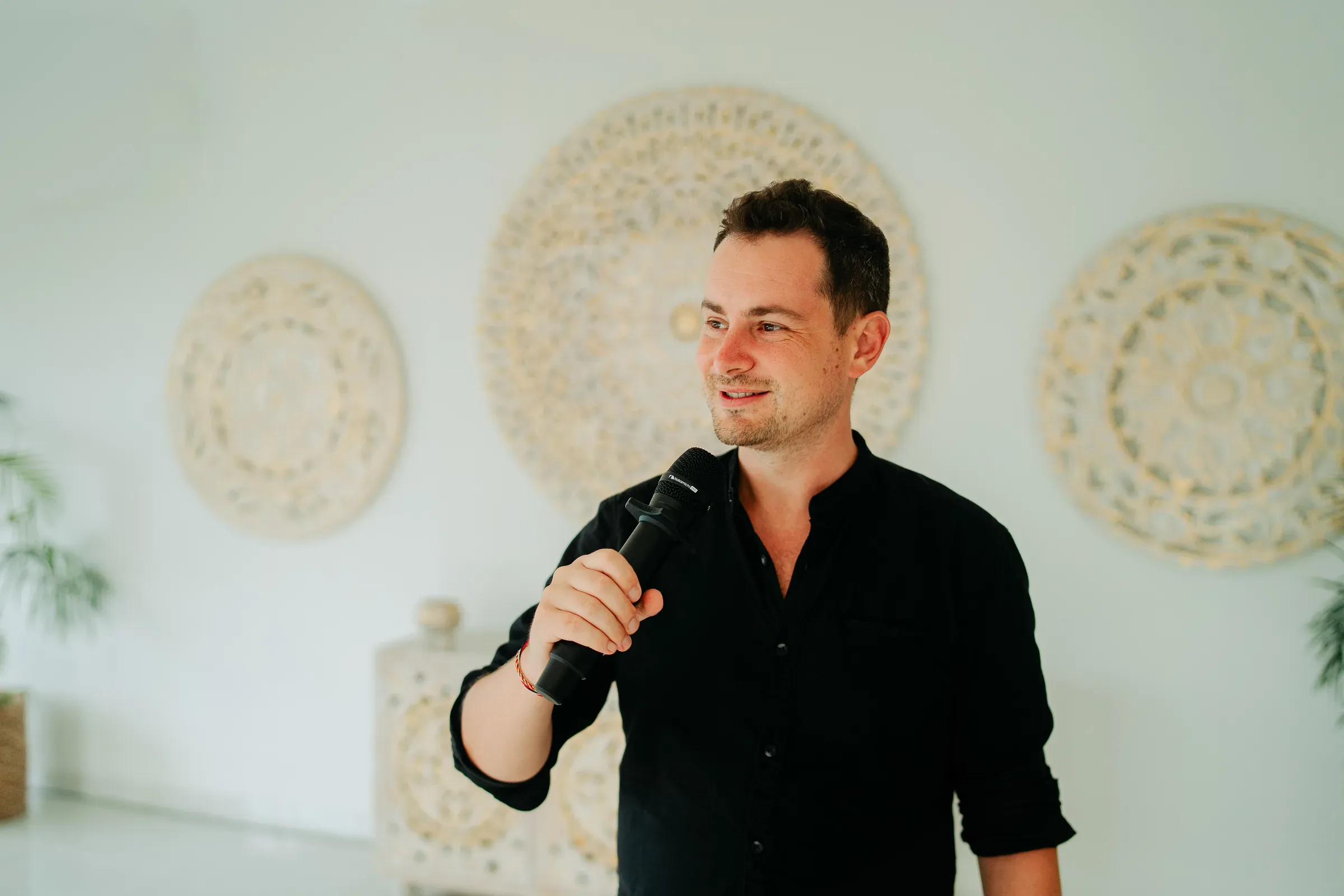 Přirozenost před kamerou — Daniel s mikrofonem na Bali