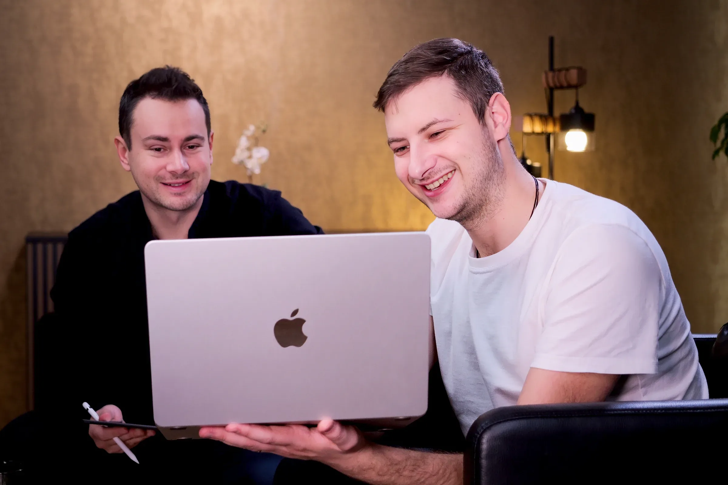 Alchymie Prodeje — Daniel s klientem nad strategií