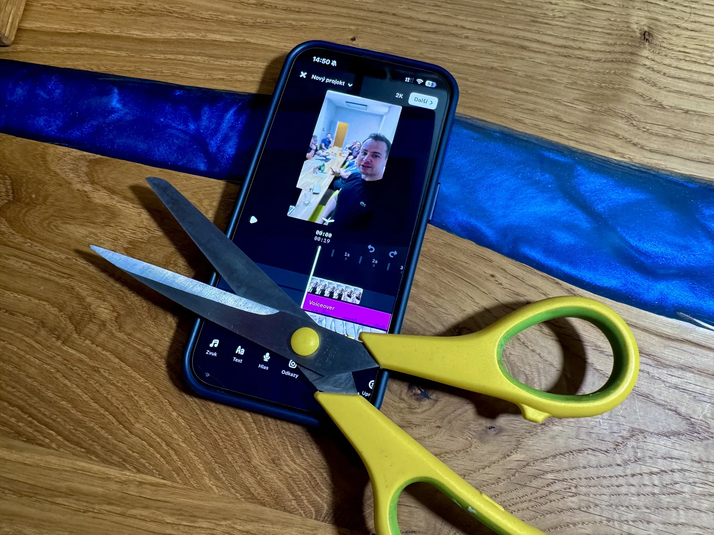 Střih videa v mobilu — aplikace + nůžky
